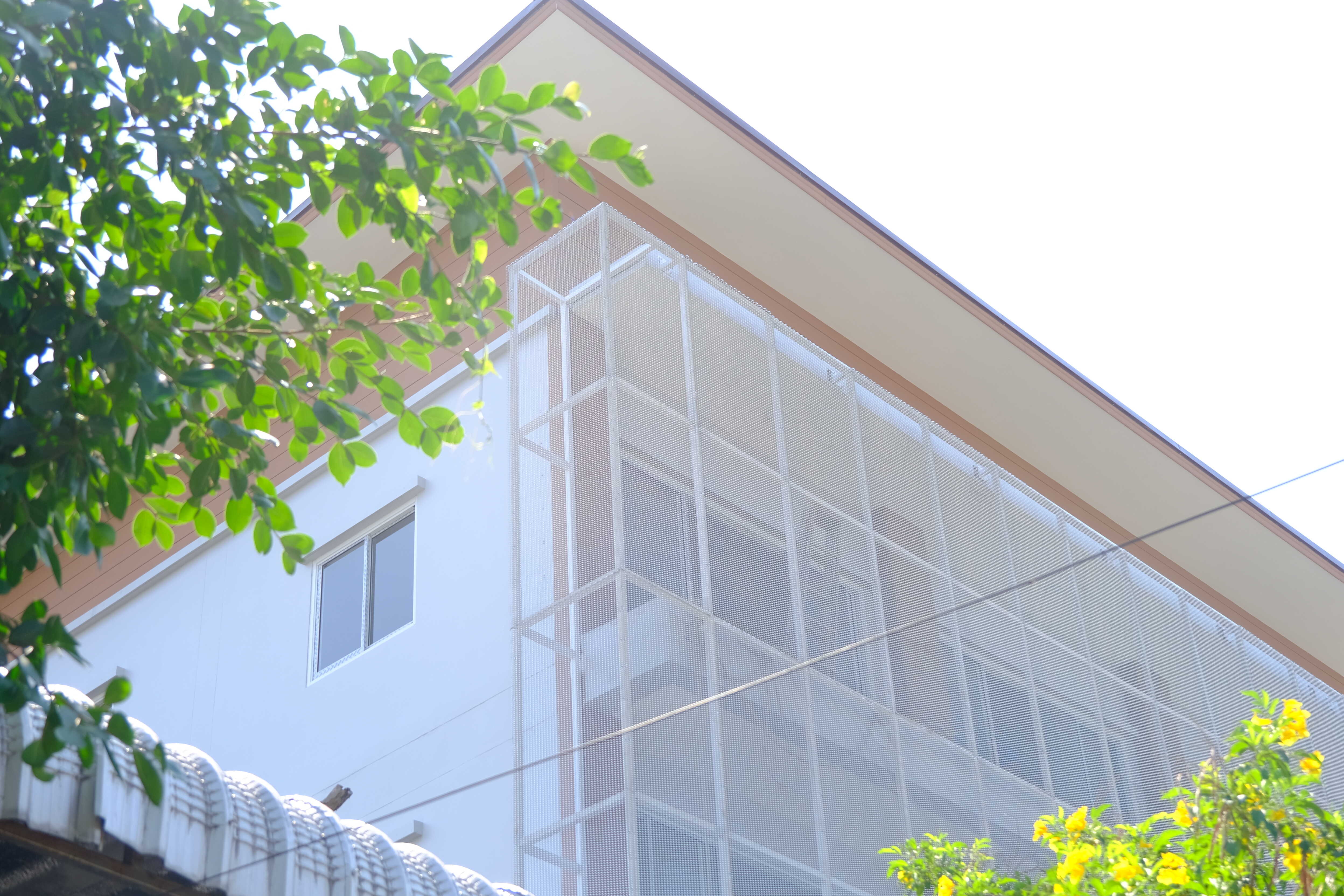 แผ่นเจาะรู,หน้ากากอาคาร,ตะแกรงเหล็ก