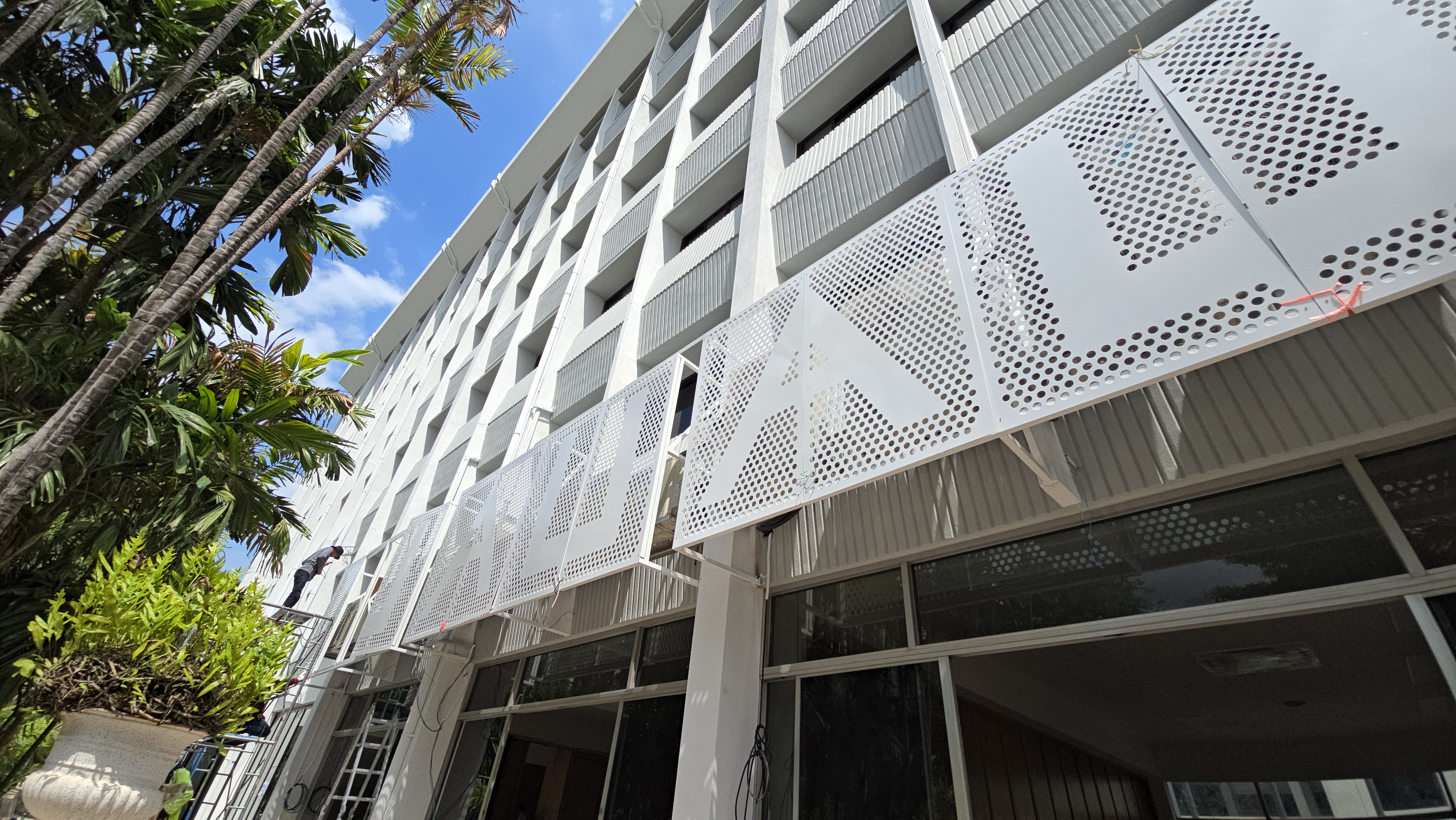 แผ่นเจาะรู,อลูมิเนียมเจาะรูกลม,อลูมิเนียมเจาะรูตัวอักษร,โรงเรียนอัสสัมชัญ หัวหมาก,ฟาซาดอลูมิเนียมเจาะรู