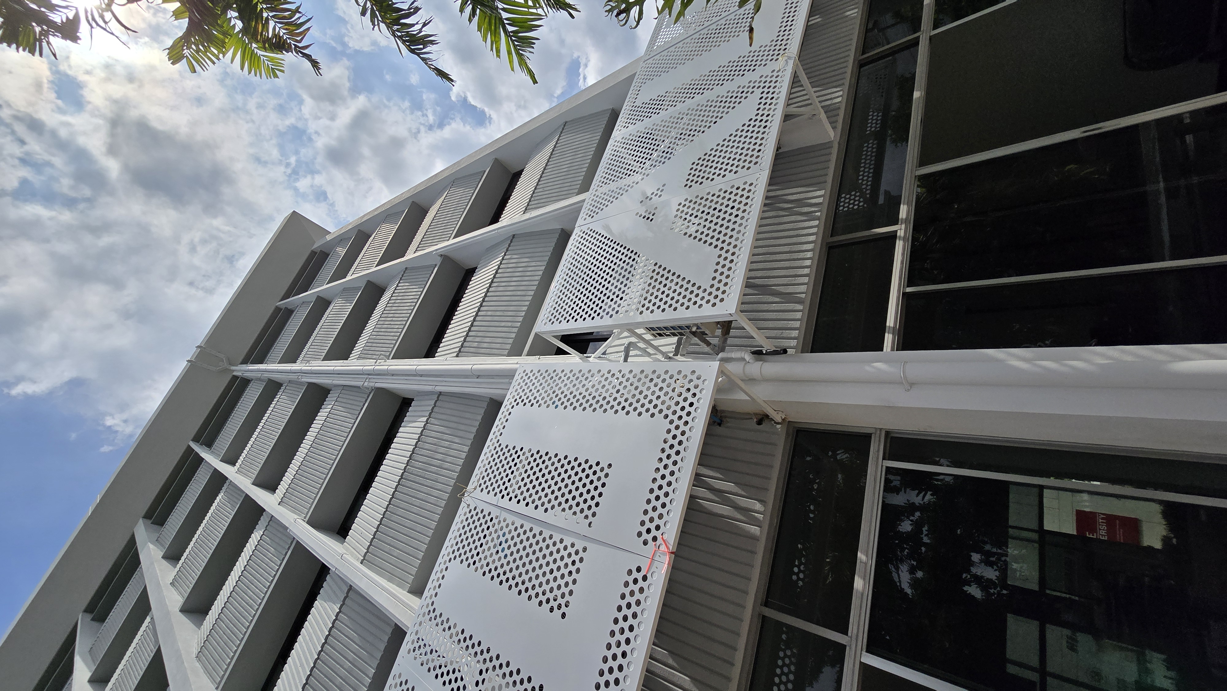 อลูมิเนียมเจาะรูกลม,อลูมิเนียมเจาะรูตัวอักษร,ฟาซาดโรงเรียนอัสสัมชัญ,ฟาซาดอลูมิเนียมเจาะรู