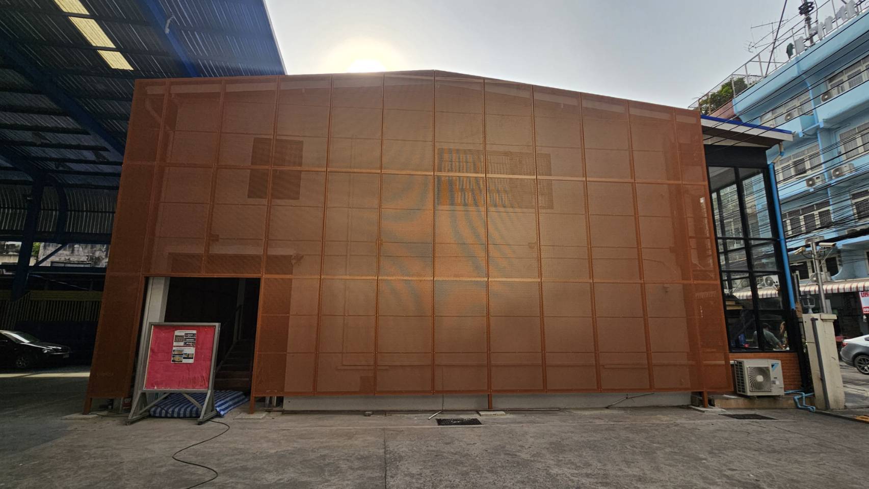 แผ่นเจาะรู,หน้ากากอาคาร,ตะแกรงเหล็ก