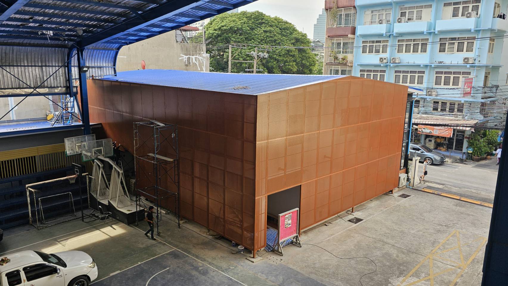 แผ่นเจาะรู,หน้ากากอาคาร,ตะแกรงเหล็ก