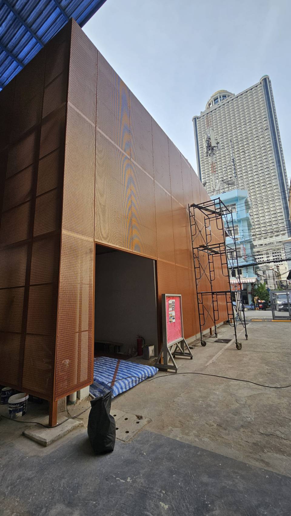 แผ่นเจาะรู,หน้ากากอาคาร,ตะแกรงเหล็ก